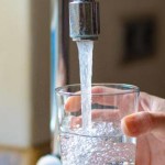 Coronavirus : pourquoi l’eau du robinet sent-elle le chlore ?